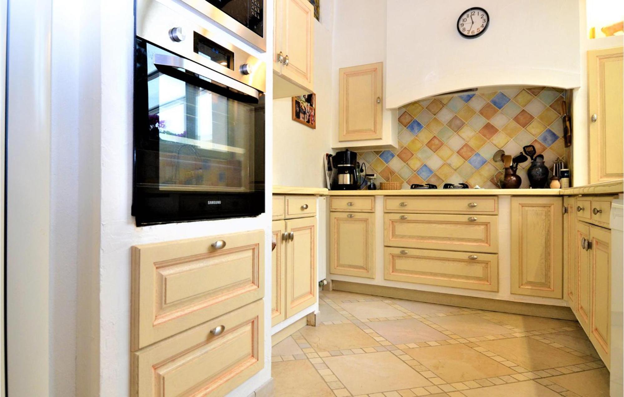 4 Bedroom Lovely Home In Marguerittes Buitenkant foto