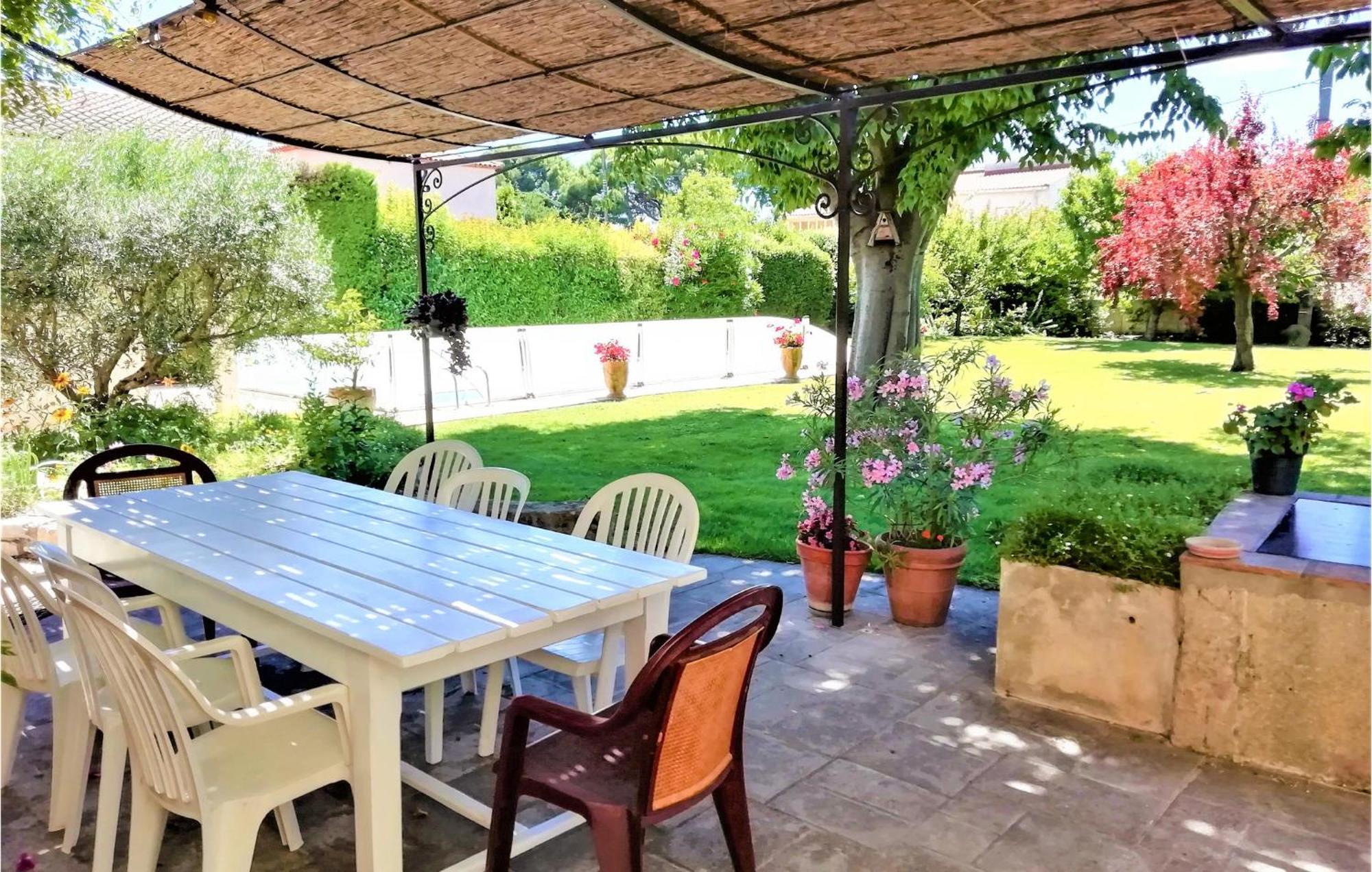 4 Bedroom Lovely Home In Marguerittes Buitenkant foto