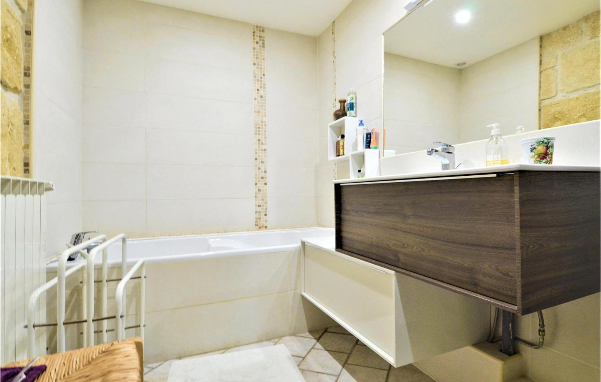 4 Bedroom Lovely Home In Marguerittes Buitenkant foto